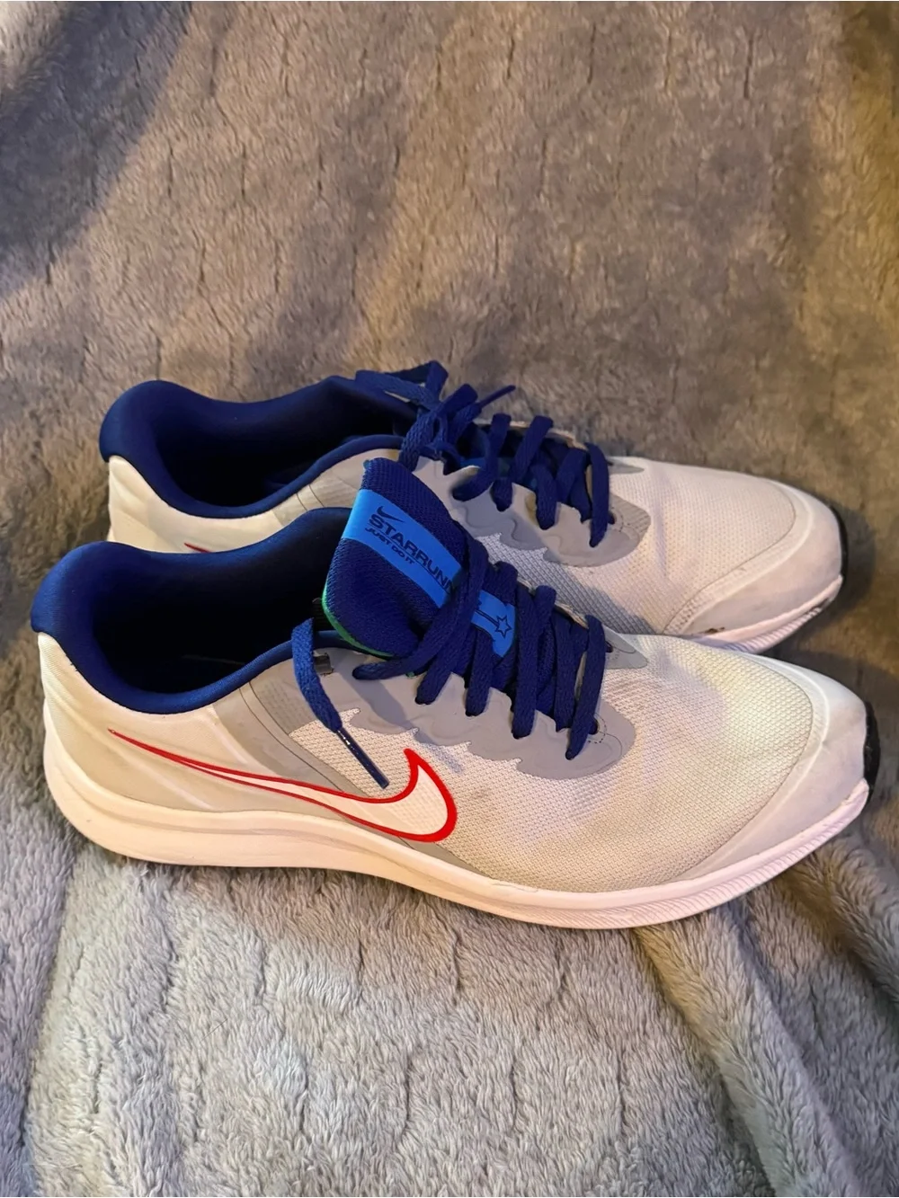 Nike Star Runner 4 youth running shoes in size 7Y